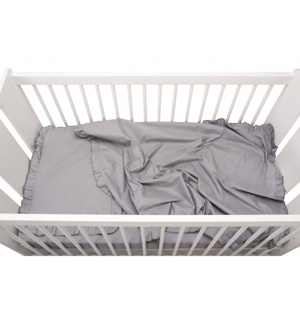 Set Lenjerie Patut Bebe, Bumbac (Cearceaf Pat 70X140, Cearceaf Pilota 100X140, Fata Perna 35X50), Brodata, Cu Volan, Gri Set Lenjerie Patut Bebe, Bumbac (Cearceaf Pat 70X140, Cearceaf Pilota 100X140, Fata Perna 35X50), Brodata, Cu Volan, Gri